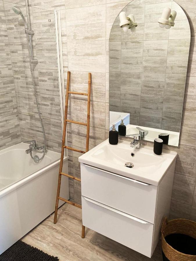 Appartement Chaleureux Wifi Et Parking Gratuit Givet Exterior foto